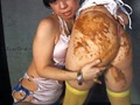 脱糞後、即塗糞。異常なまでのクソ愛レズ性交　サンプル画像02